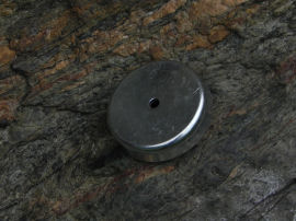 Calamita attaccata a rocce con magnetite al cippo n.2 del Belvedere Alto (30759 bytes)